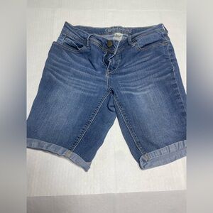 Women’s Bermuda jeans shorts in a light wash denim with a cuffed hem size 4